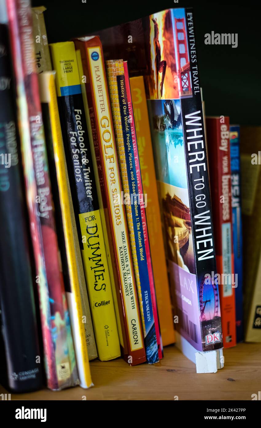 Gros plan sur les livres en rayon. Bibliothèque avec bibliothèques. Beaucoup de livres différents sur les étagères. Grande sélection de livres dans une bibliothèque. Personne-27 septembre, 2022 Banque D'Images