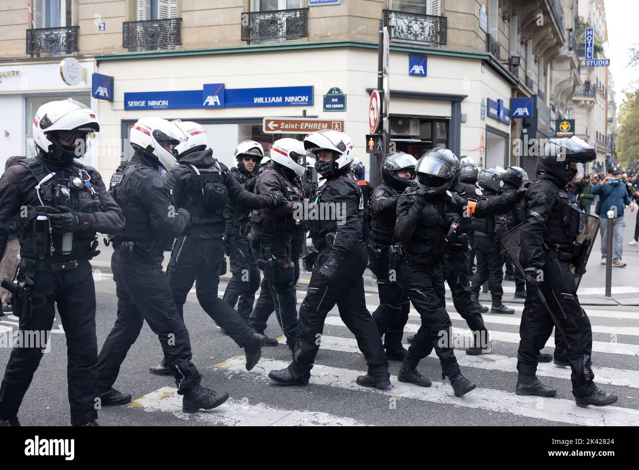 Paris, France, 29 septembre 2022. Les forces de police de BRAV-M lors d'un rassemblement dans le cadre d'une journée nationale de grève des travailleurs pour pousser à des hausses de salaire et à la fin de la réforme des retraites prévue à Paris sur 29 septembre 2022. Photo de Raphael Lafargue/ABACAPRESS.COM Banque D'Images