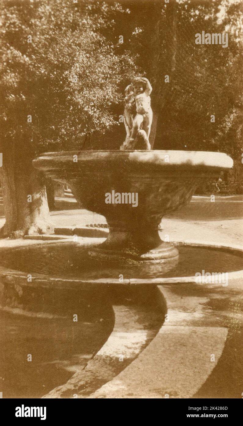Une fontaine dans le parc de la Villa Borghèse, Rome, Italie 1925 Banque D'Images