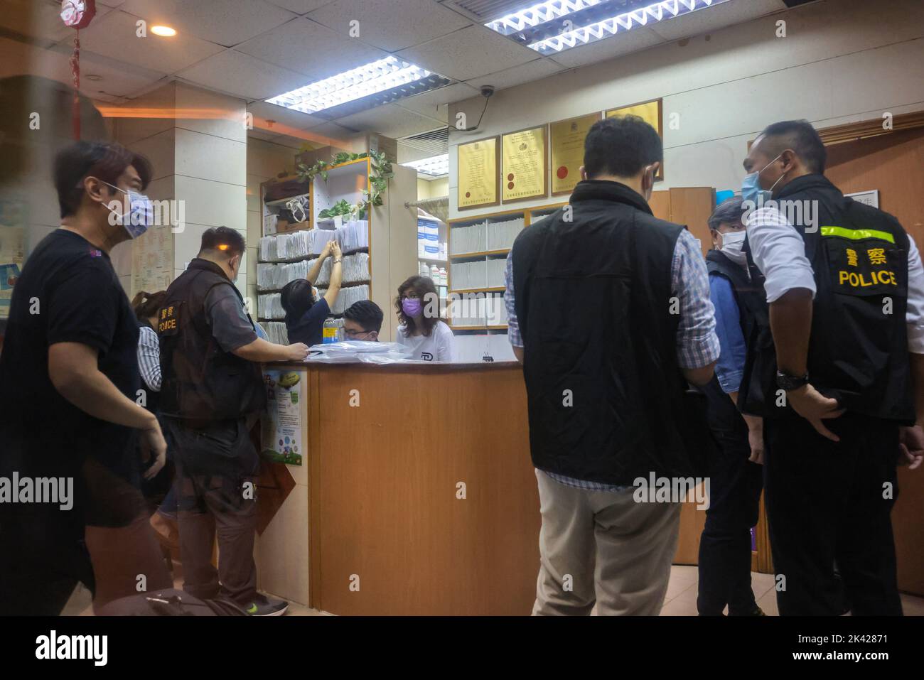 Des policiers enquêtent à la clinique du docteur Wong Pingleung à Hing