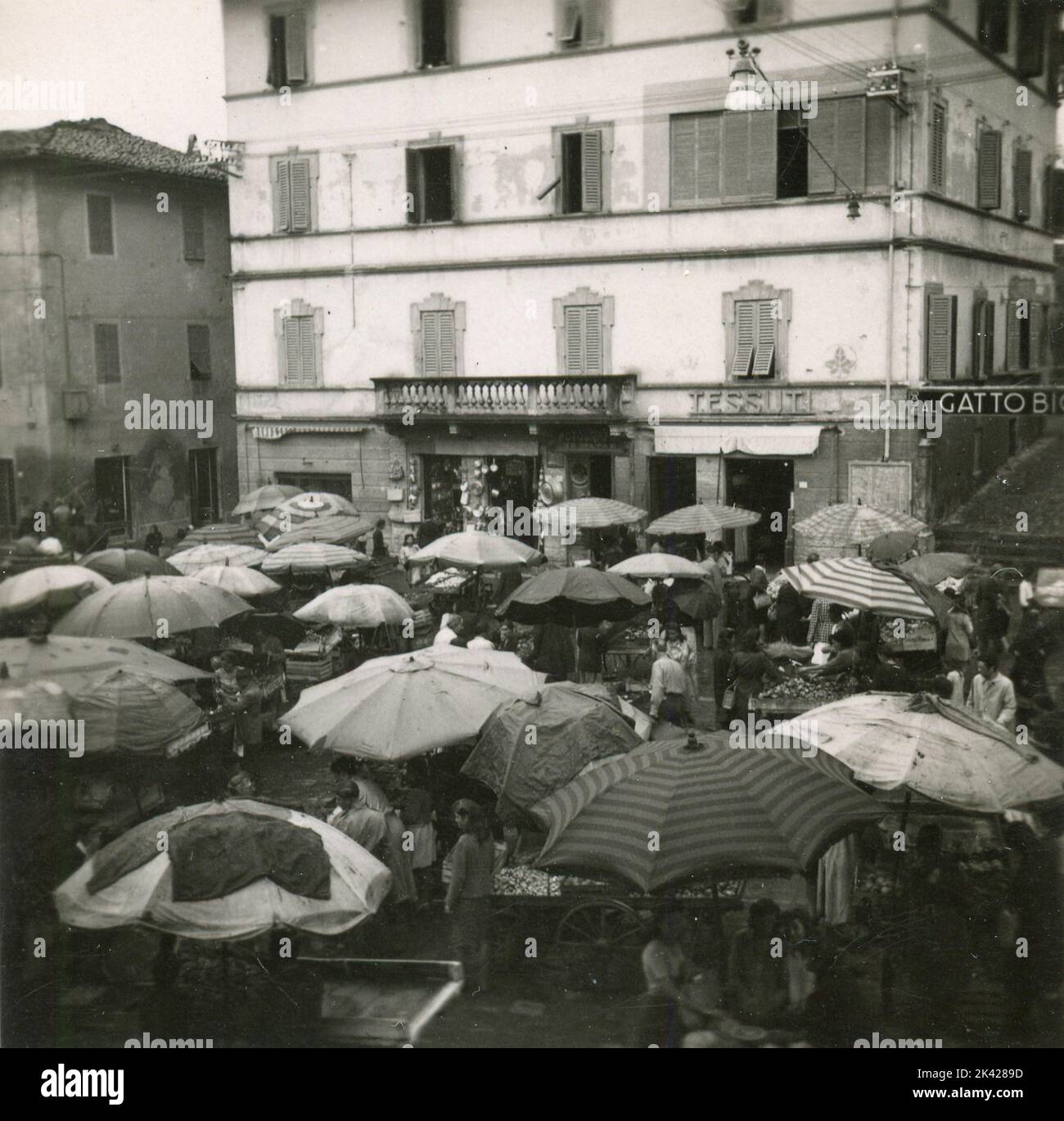 Parasols de marché sur la place, Italie 1947 Banque D'Images