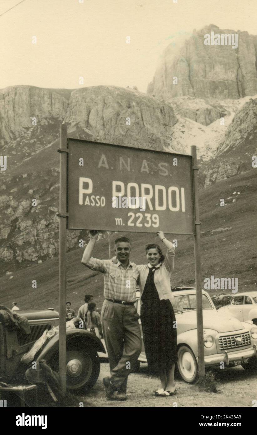 Personnes et voitures au col de Pordoi, Italie 1950s Banque D'Images