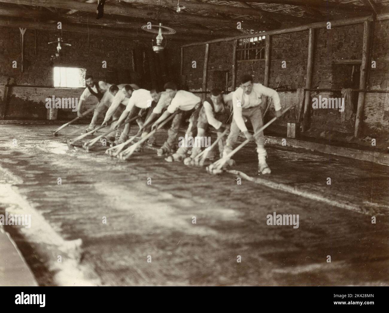 Hommes au travail nettoyant l'écurie, Italie 1920s Banque D'Images