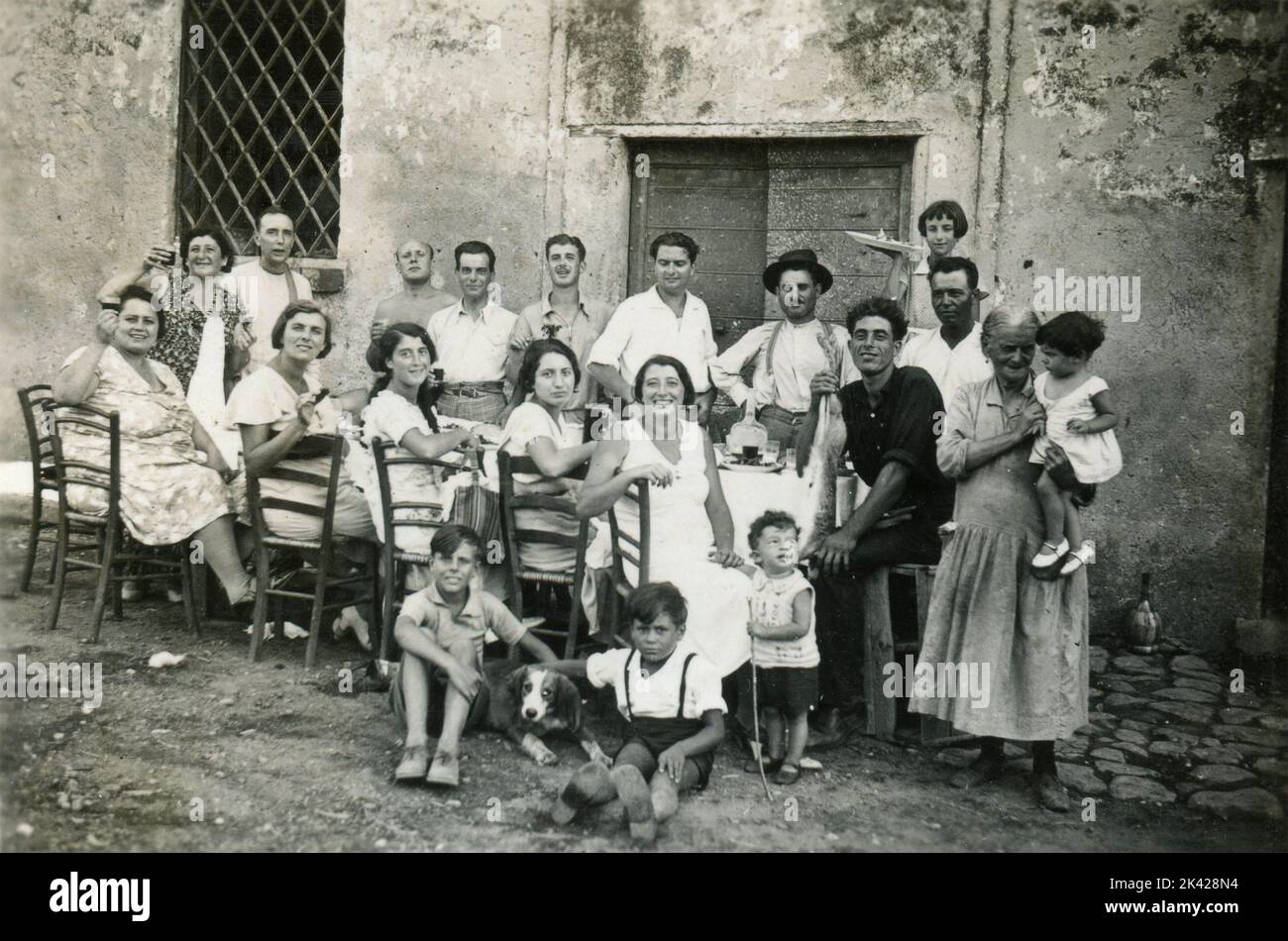 Grande famille manger dehors dans la terrasse de la maison d'été, Italie 1950s Banque D'Images