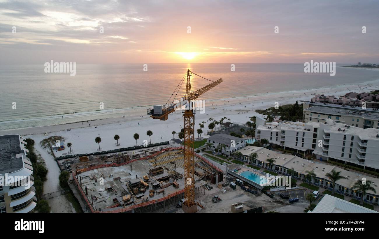 Grue pointant vers un magnifique coucher de soleil Banque D'Images Grue pointant vers un magnifique coucher de soleil Banque D'Images