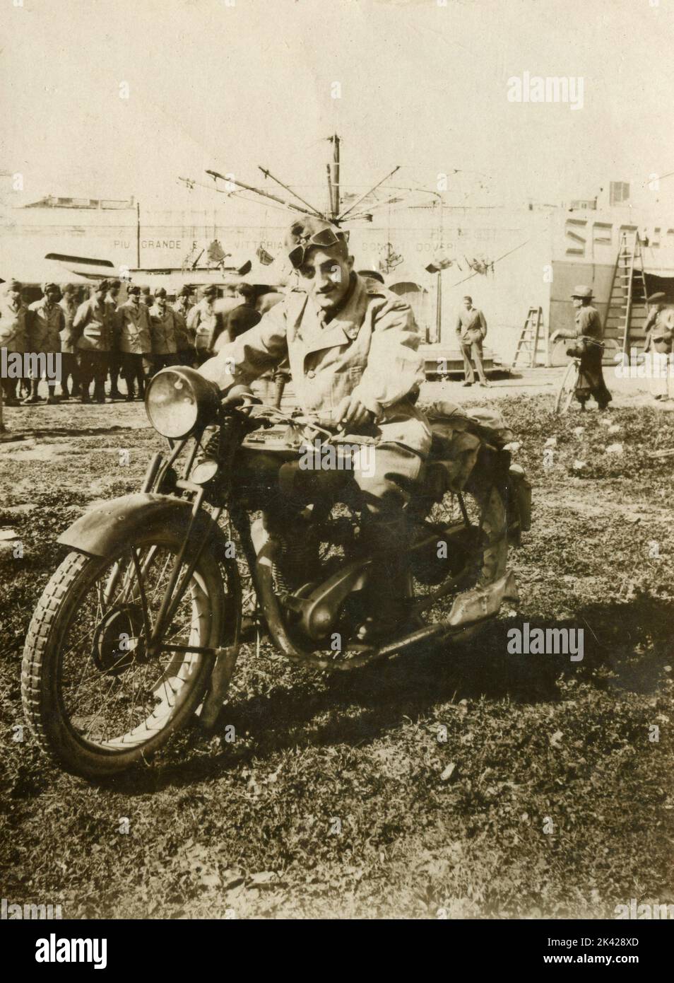 Homme à vélo lors d'une foire de campagne, Italie 1930s Banque D'Images