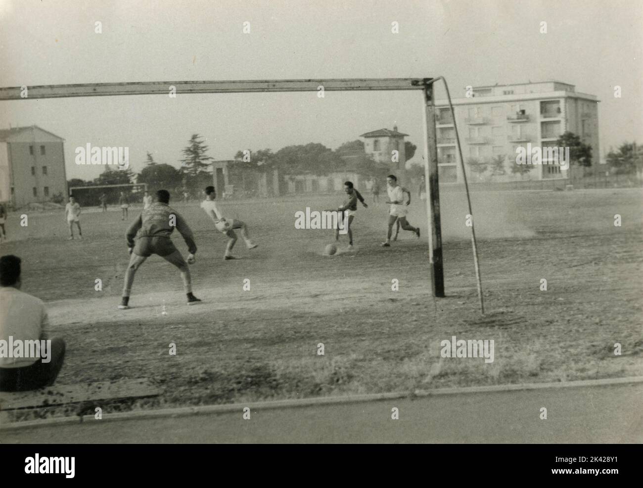 Match de football amateur dans un champ poussiéreux, Italie 1950s Banque D'Images