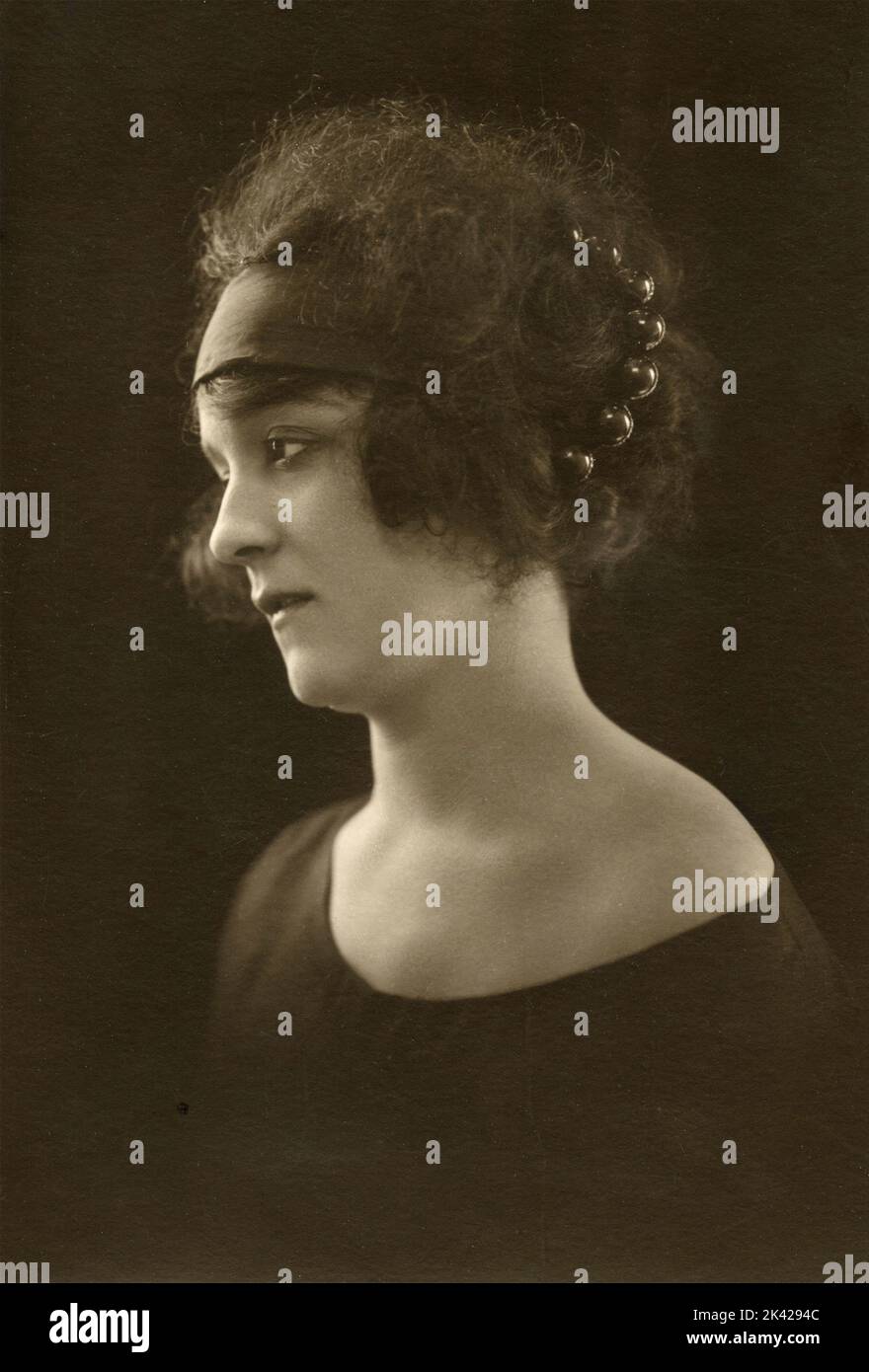 Portrait d'une femme avec serre-cheveux, Italie 1910s Banque D'Images