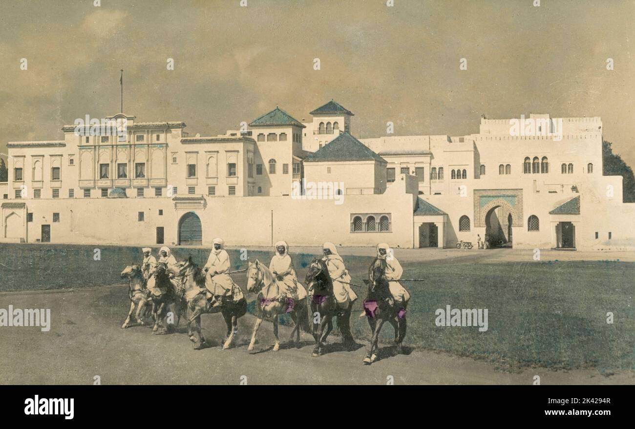 Chevaliers à l'extérieur du Palais impérial, Rabat, Maroc, 1940s Banque D'Images
