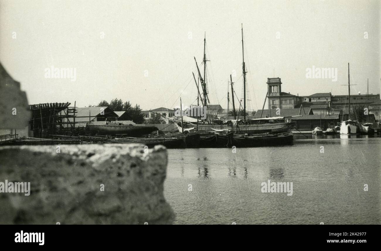 Vue sur les navires amarrés dans l'ancienne Darsena Lucca, Viareggio, Italie 1930s Banque D'Images