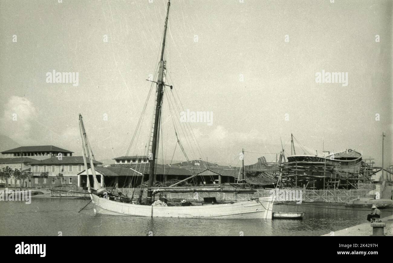 Vue sur les navires amarrés dans l'ancienne Darsena Lucca, Viareggio, Italie 1930s Banque D'Images
