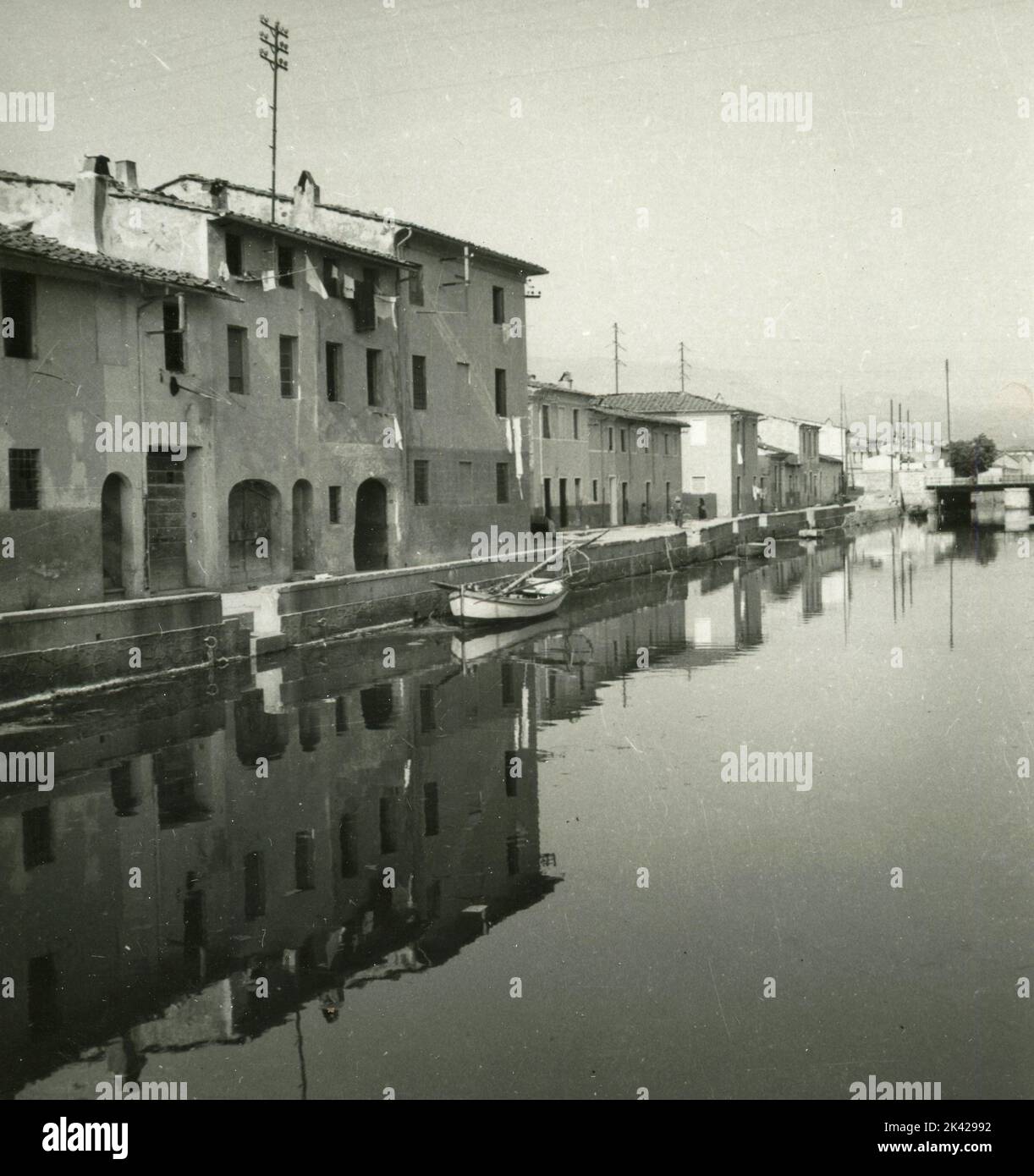 Vue sur les navires amarrés dans la Manche de Burlamacca, Viareggio, Italie 1930s Banque D'Images