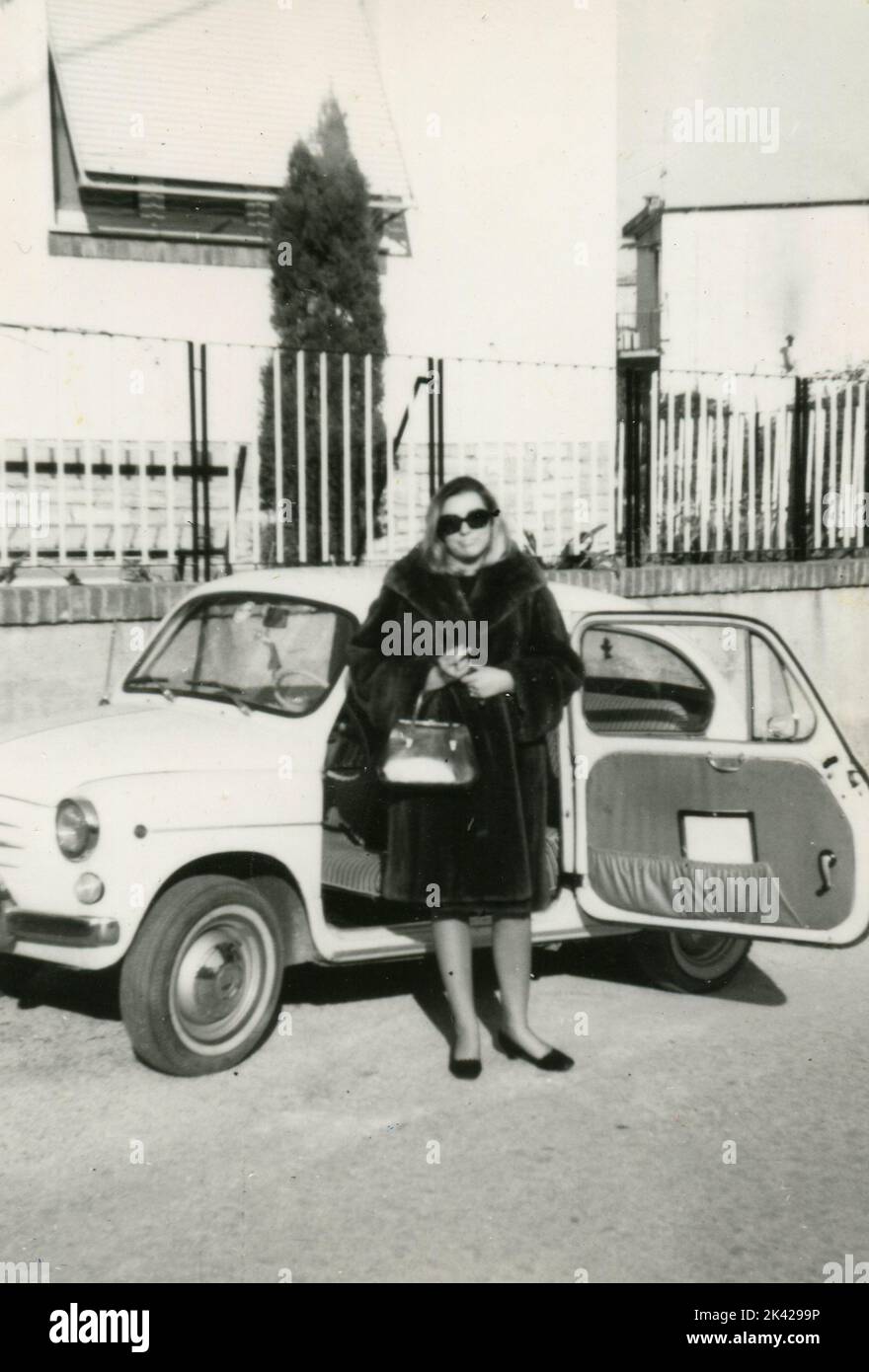 Une femme près d'une voiture FIAT 600, Italie 1967 Banque D'Images