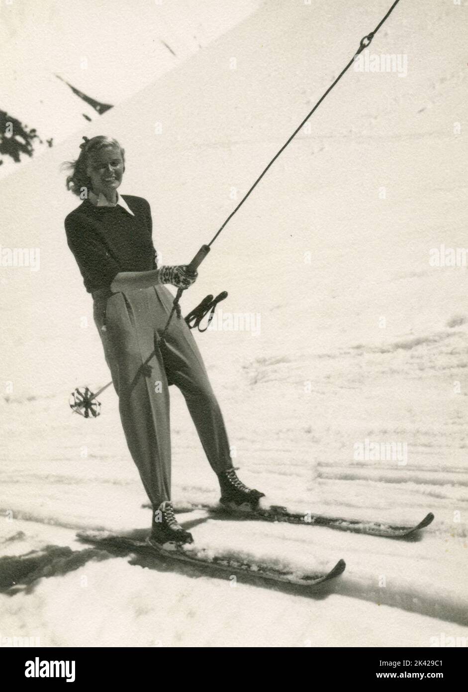 Le skieur monte avec la remontée mécanique, Portillo, Chili 1942 Banque D'Images