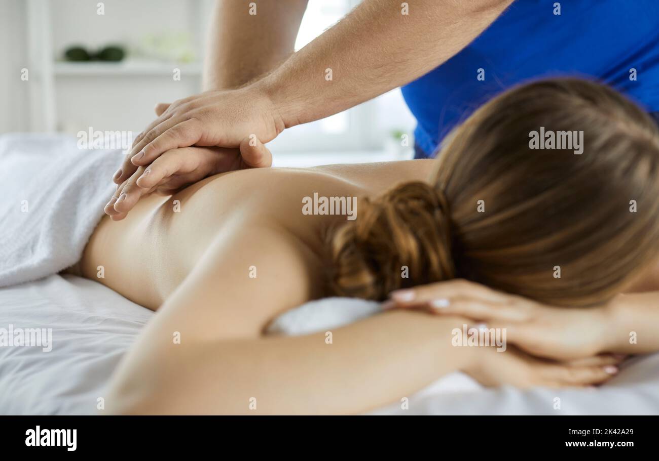 Le massage du masseur soulagera les douleurs dorsales ou musculaires Banque D'Images