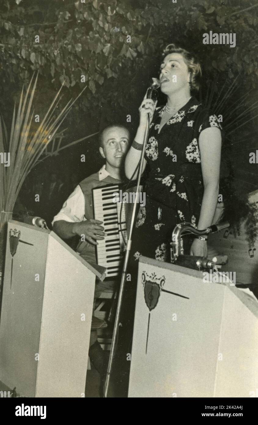 La chanteuse italienne Carla Boni lors d'un concert au Splendour Theatre, Aoste, Italie 1950s Banque D'Images