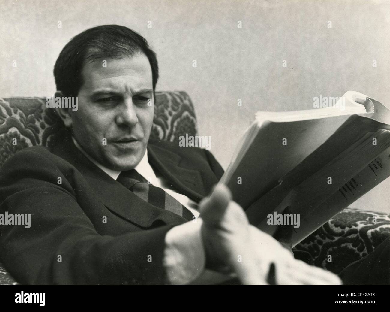 L'acteur italien Enrico Maria Salerno lisant le script, Italie 1950s Banque D'Images