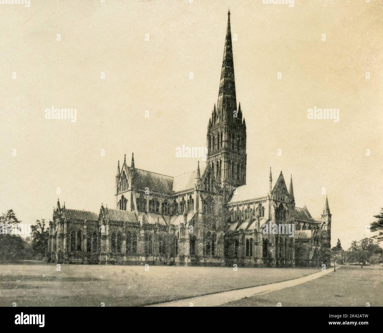 Vue sur la cathédrale de Salisbury, Salisbury, Royaume-Uni 1930s Banque D'Images