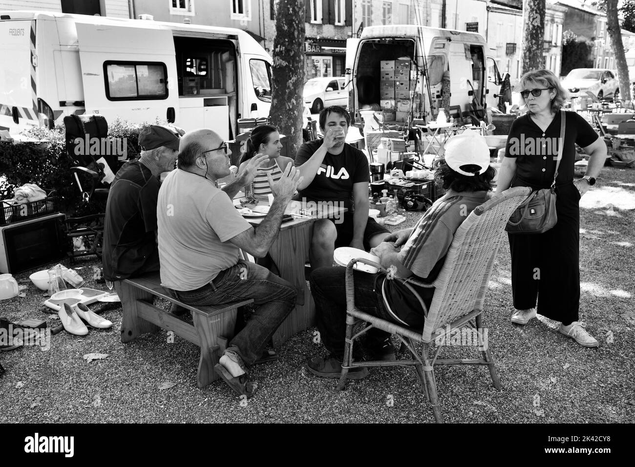 Les détenteurs de stalle du marché français ayant un déjeuner pique-nique au marché du dimanche à Lavardac dans le département du Lot-et-Garonne, dans le sud-ouest de la France Banque D'Images