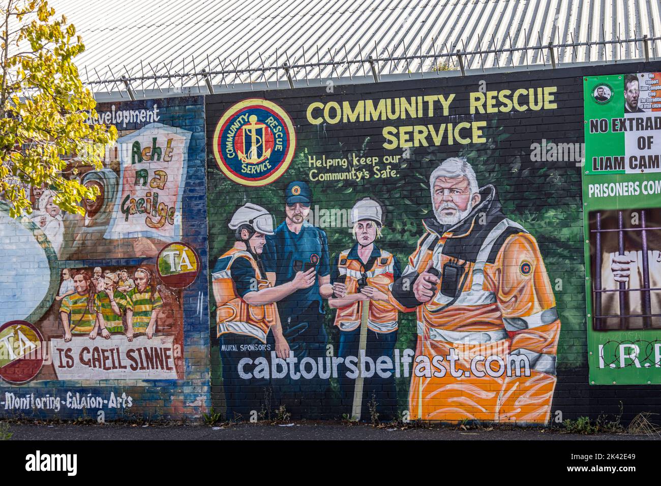Fresque du service de secours communautaire, mur de solidarité, rue Northumberland, Belfast, Irlande du Nord, ROYAUME-UNI Banque D'Images