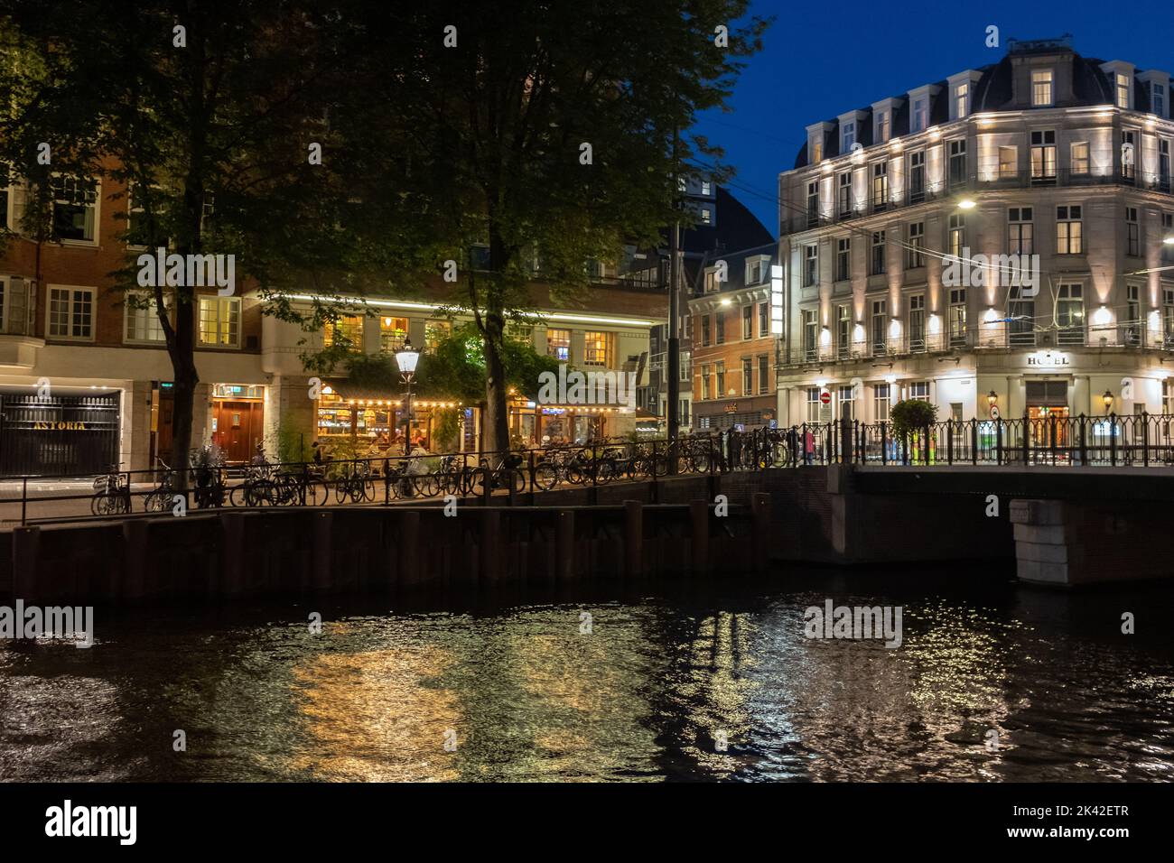 Canal et bar la nuit, Amsterdam, pays-Bas Banque D'Images