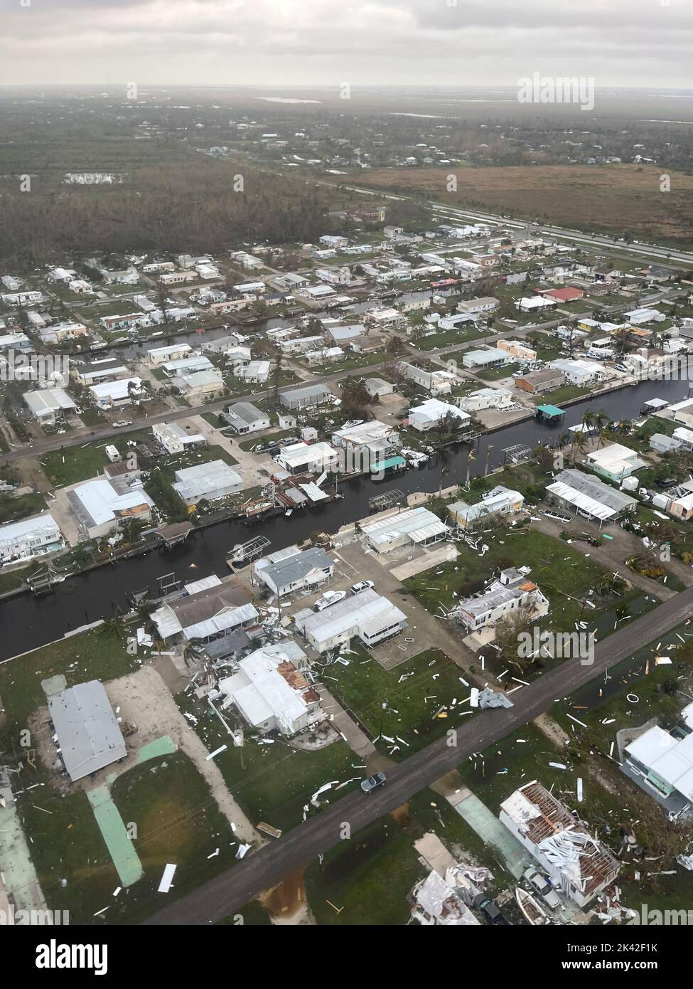 Un équipage de la U.S. Coast Guard de la Air Station Miami, Floride, effectue des survols autour de l'ouest de la Floride à la suite de l'ouragan Ian, le 29 septembre 2022. Certaines des choses que les équipes recherchent sont les personnes en détresse, l'étendue des dommages et la pollution potentielle. (Biens de courtoisie de la Garde côtière des États-Unis) Banque D'Images