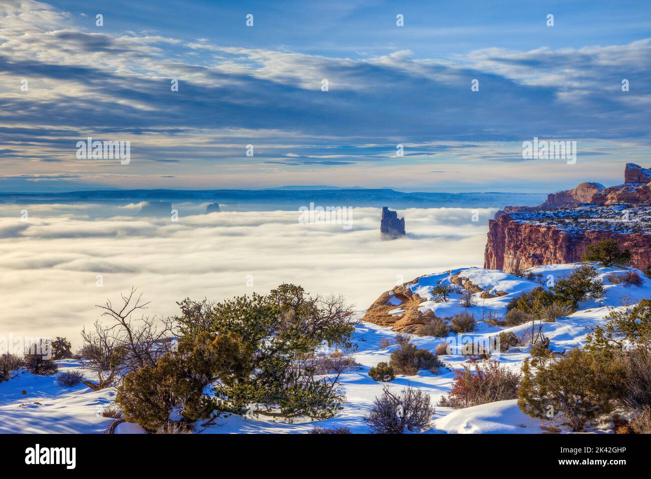 La Tour et les Buttes de la Croix de Candlestick s'élèvent au-dessus d'une mer de brouillard dans le bassin de Green River, dans le parc national de Canyonlands, Utah. Vue depuis Candlestic Banque D'Images