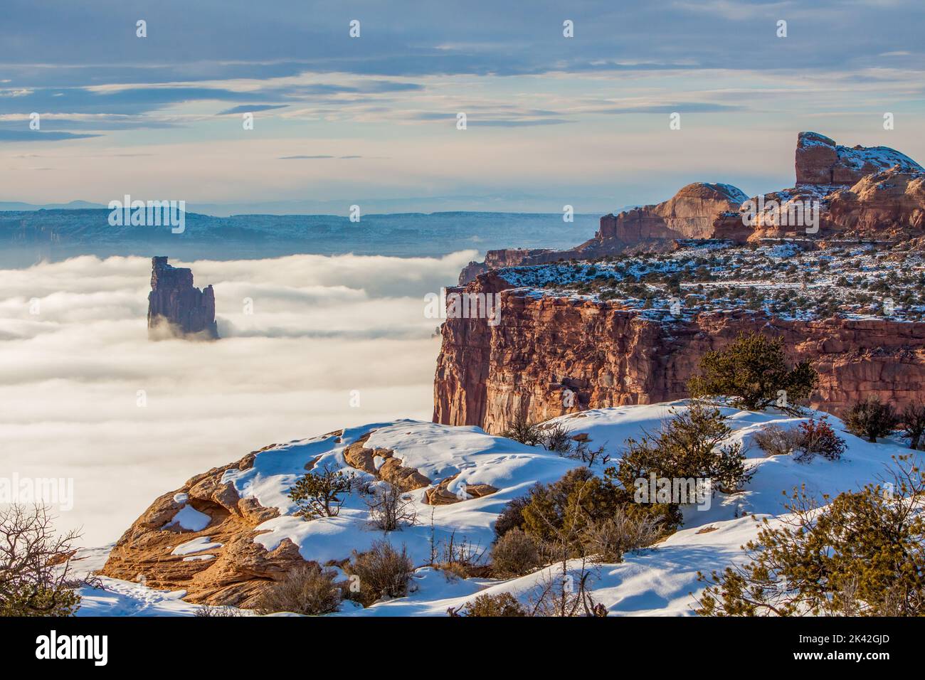 La tour Candlestick s'élève au-dessus d'une mer de brouillard dans le bassin de Green River, dans le parc national de Canyonlands, Utah. Vue depuis la Tour Candlestick. Le Banque D'Images