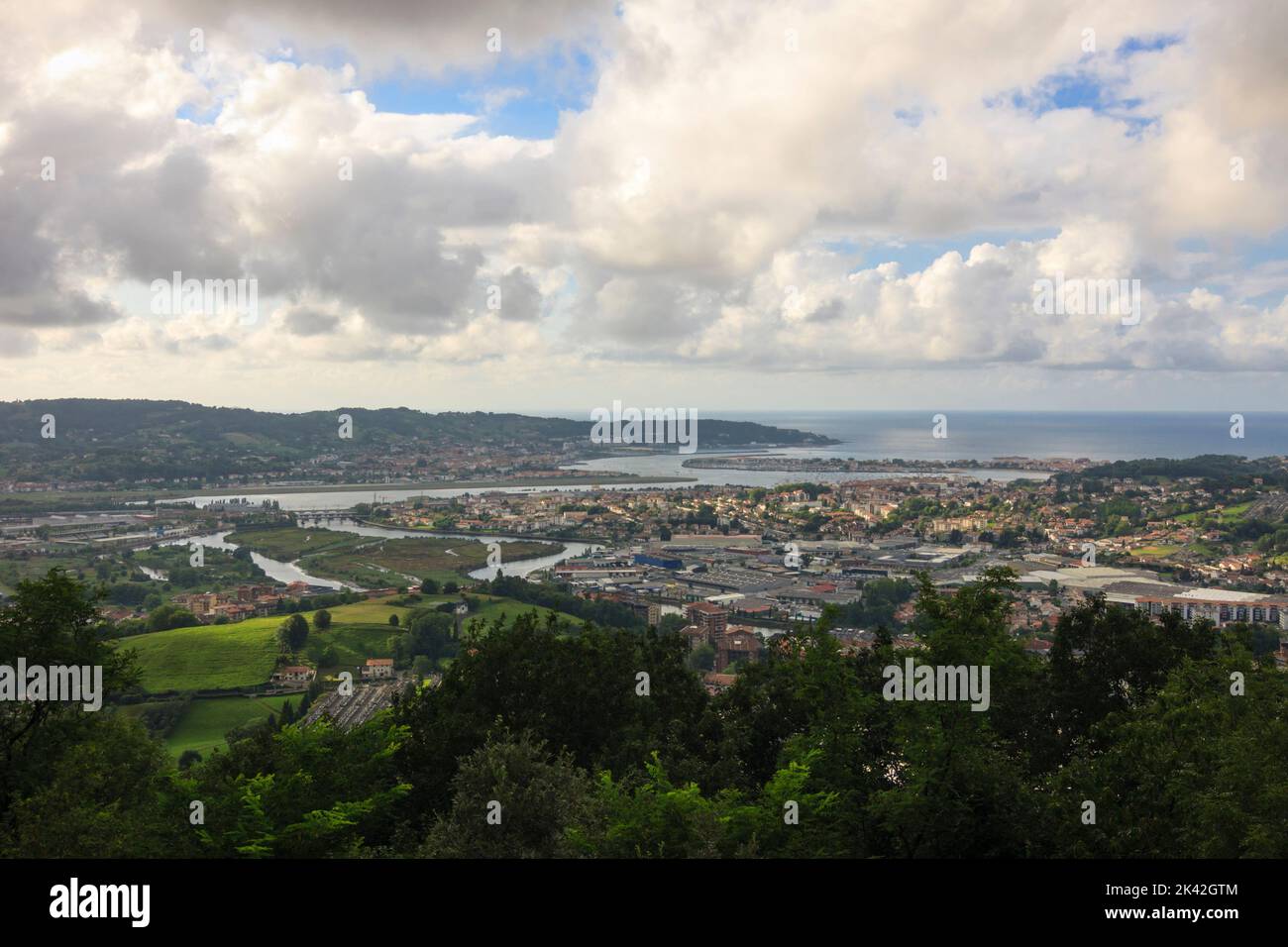 Irun, pays Basque, Espagne : vue d'ensemble de la baie de Txingudi entre l'Espagne et la France. Banque D'Images