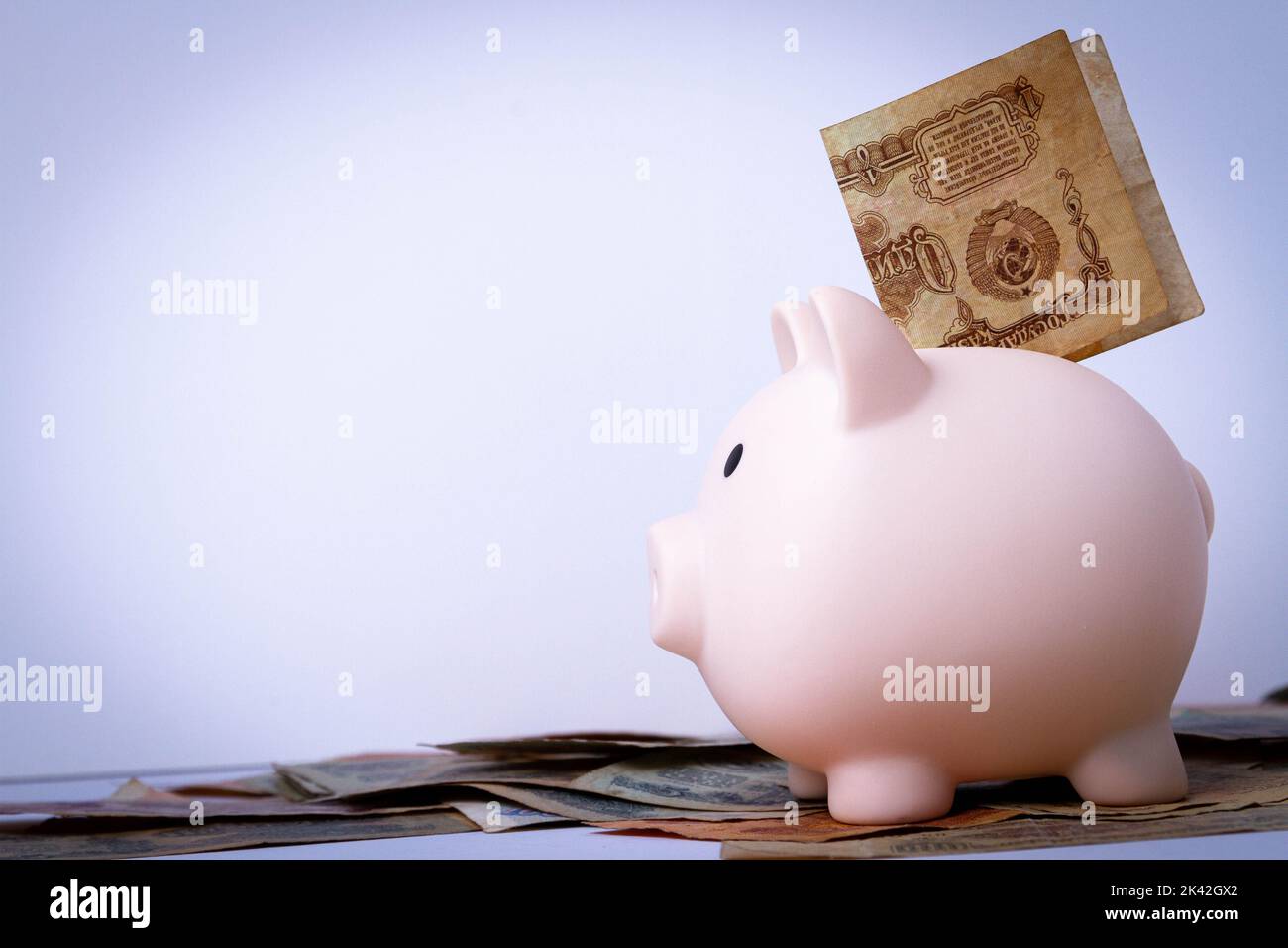 Accumulation de roubles. Paiement en roubles. Achat de roubles. Argent russe. Billets soviétiques dans une banque de pigeons. Banque D'Images