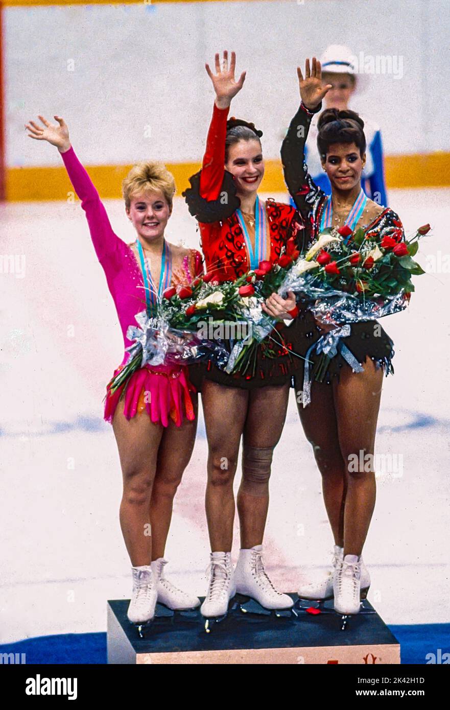 Katarina Witt (GDR) médaillée d'or et championne olympique avec Elizabeth Manley (CAN)-L- médaillée d'argent et médaillée de bronze Debi Thomas (Etats-Unis) dans le patinage artistique des dames aux Jeux Olympiques d'hiver de 1988. Banque D'Images
