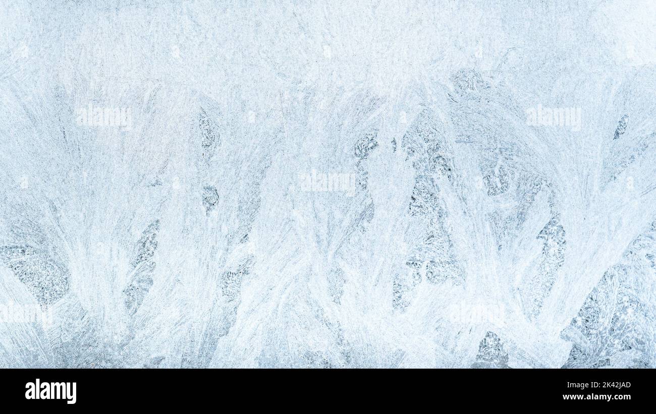 Arrière-plan du motif de glace. Hiver froid. Merveille de Noël. Extrême nord. Abstrait décoratif flocon de neige flocon cristaux tracery sur glace blanc bleu Banque D'Images