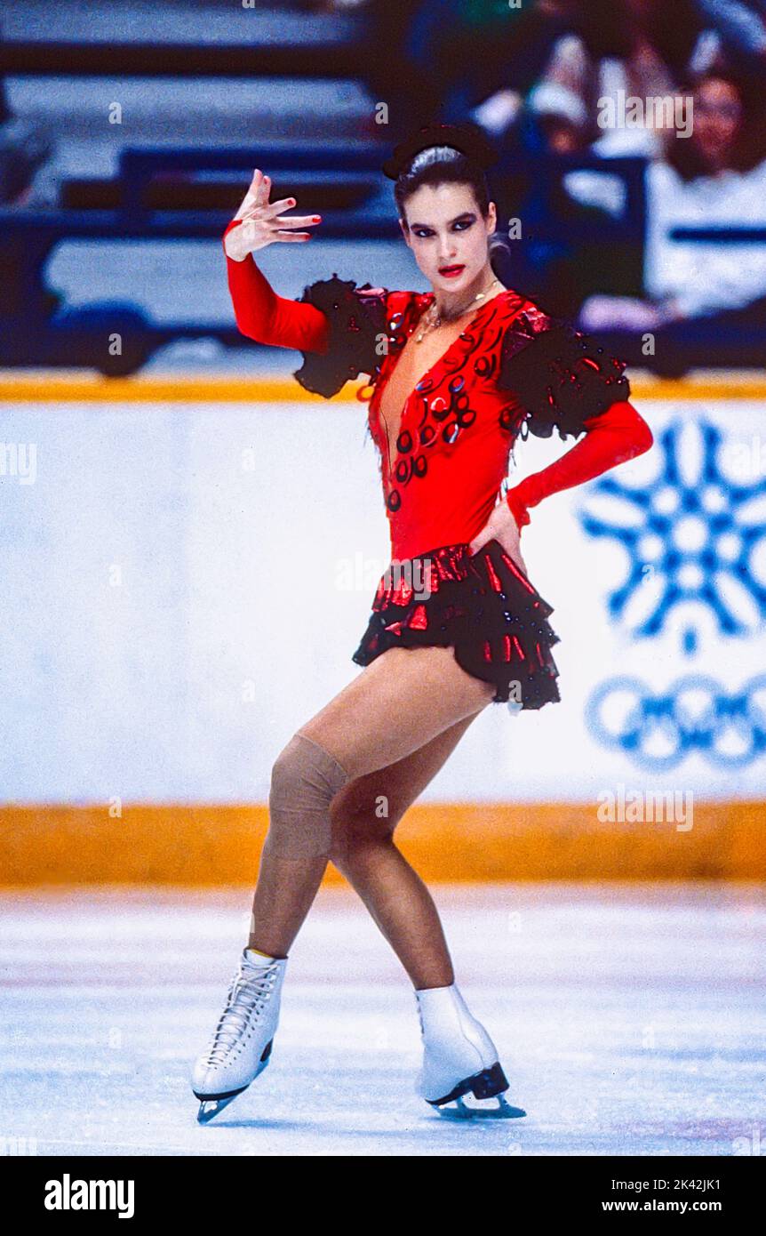 Katarina Witt (GDR) médaillée d'or et championne olympique en compétition sur le skate gratuit de patinage artistique féminin aux Jeux olympiques d'hiver de 1988. Banque D'Images