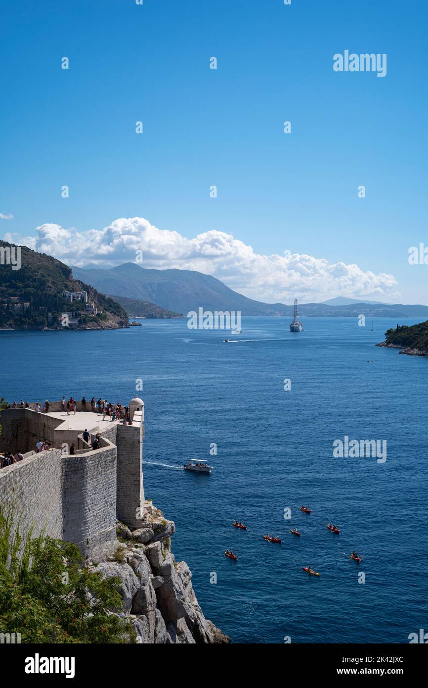 Vue sur le mur de la ville de Dubrovnik et la côte avec des bateaux et des kayaks Banque D'Images