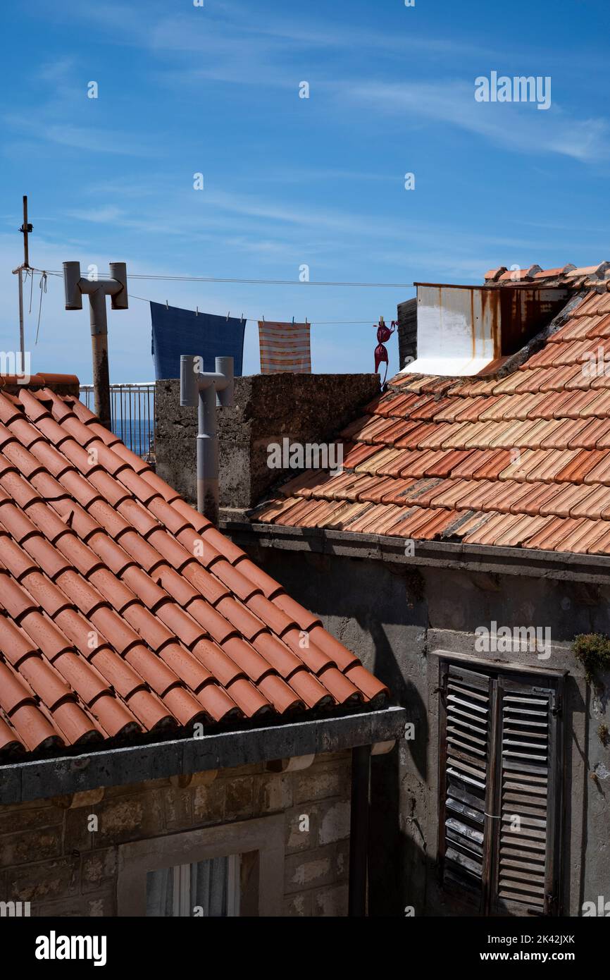 Séchage de vêtements sur une ligne de lavage de toit à Dubrovnik Croatie Banque D'Images