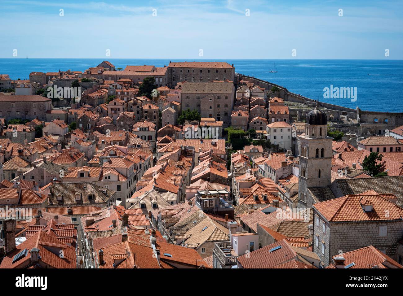 Vue sur les toits de la vieille ville de Dubrovnik et la mer depuis le mur de la ville Banque D'Images