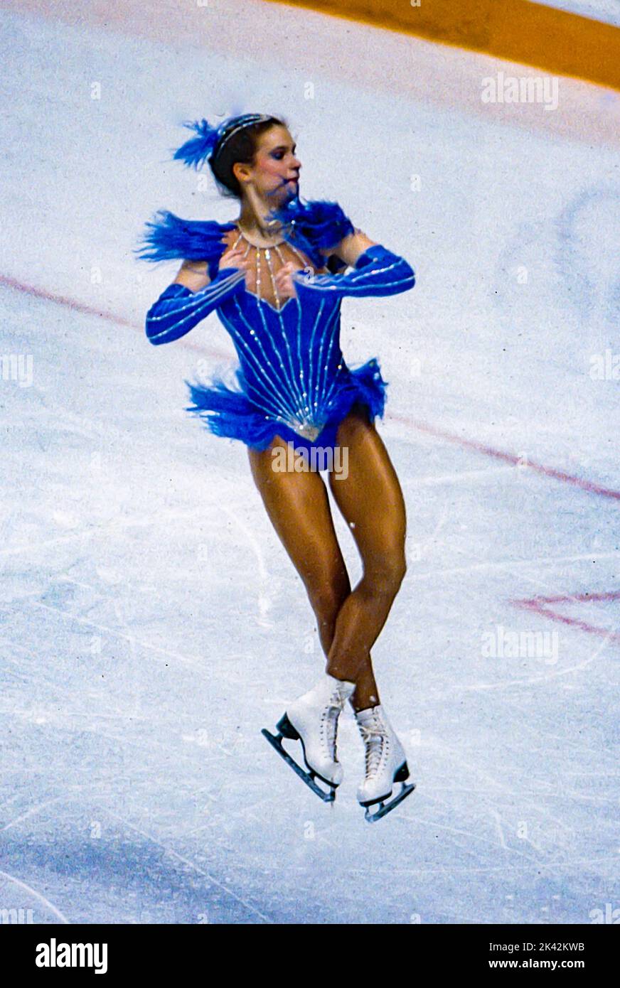 Katarina Witt (GDR) médaillée d'or et championne olympique participant au programme de patinage artistique féminin lors des Jeux olympiques d'hiver de 1988. Banque D'Images