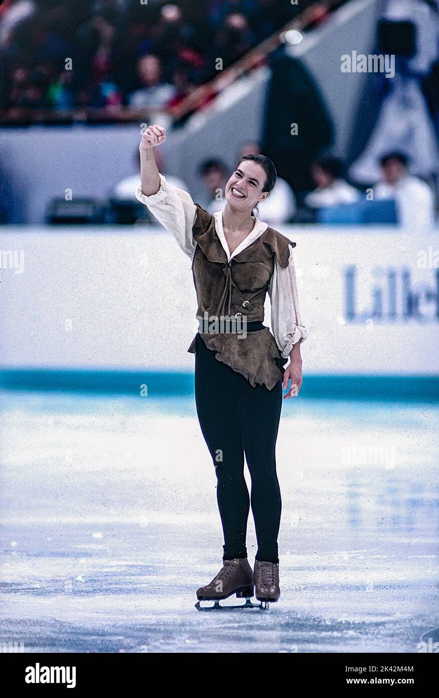 Katarina Witt (GER) en compétition dans le programme de patinage artistique féminin lors des Jeux Olympiques d'hiver de 1984. Banque D'Images