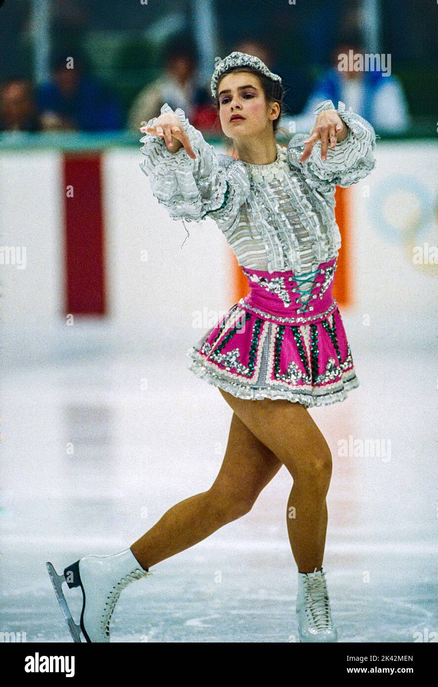 Katarina Witt (GDR) médaillée d'or et championne olympique participant au programme de patinage artistique féminin lors des Jeux olympiques d'hiver de 1984. Banque D'Images