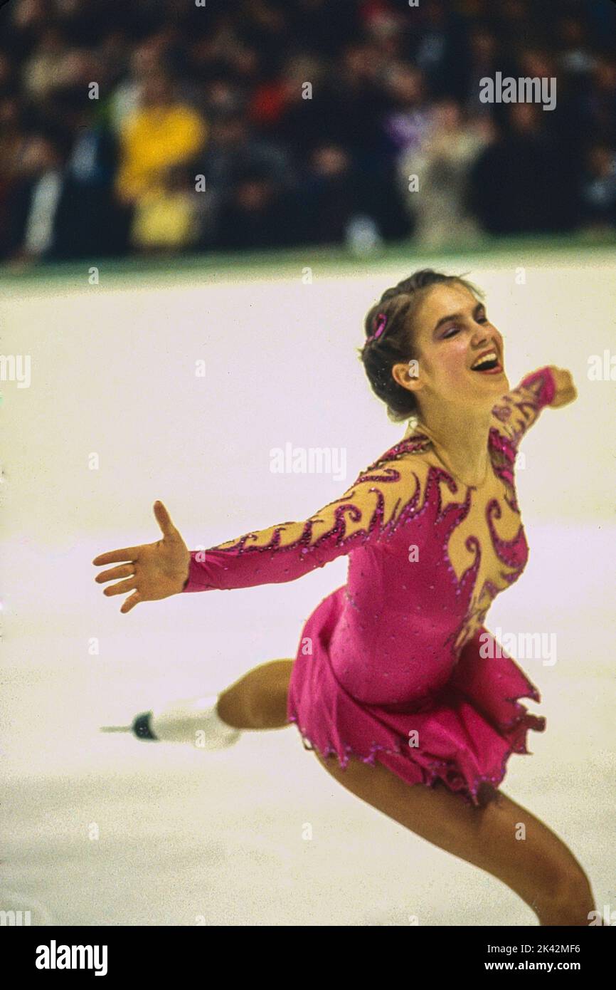 Katarina Witt (GDR) médaillée d'or et championne olympique en compétition sur le skate gratuit de patinage artistique féminin aux Jeux olympiques d'hiver de 1984. Banque D'Images