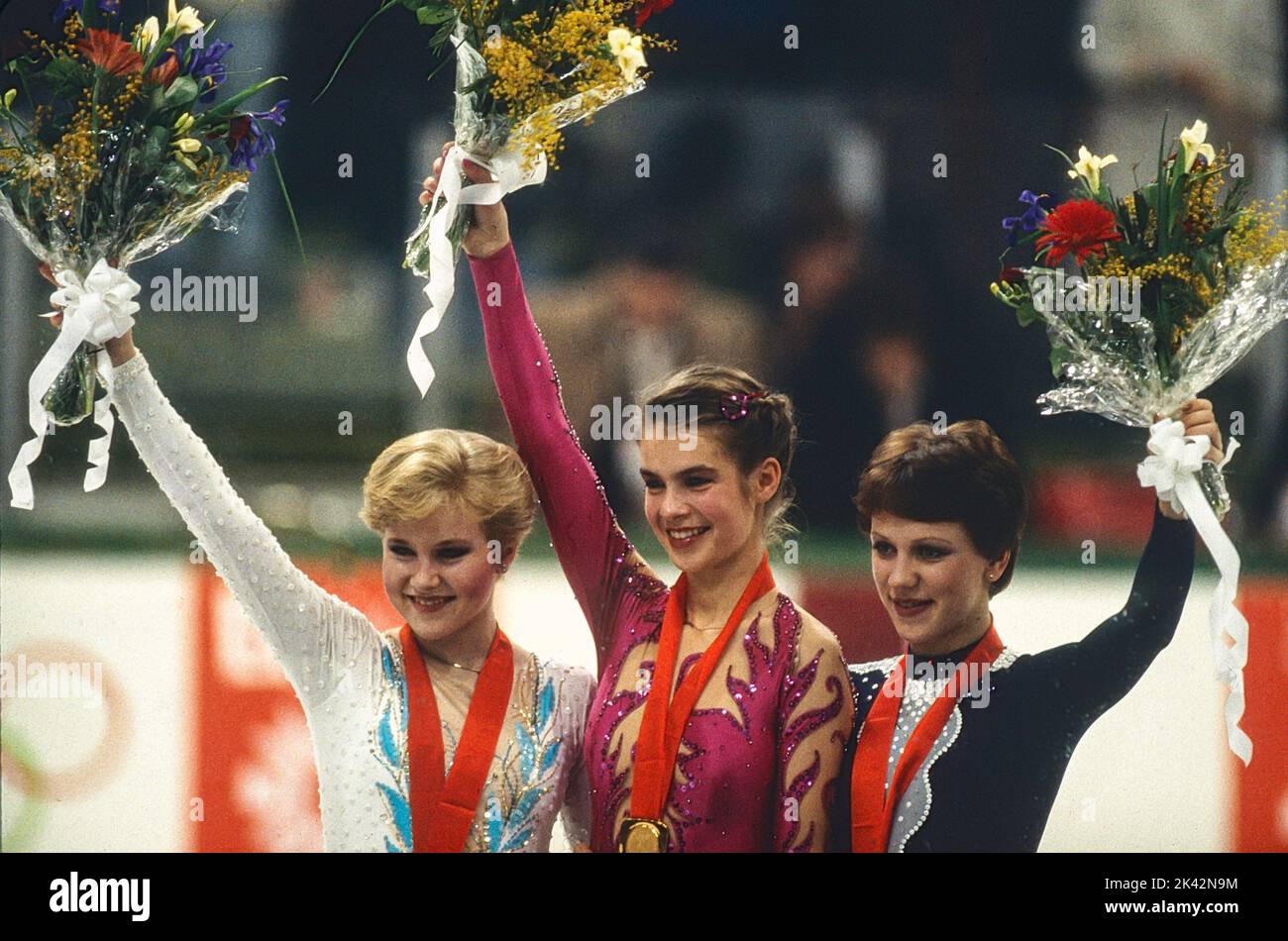 L-R Rosalynn Sumners (USA), Katarina Witt (GDR), Kira Ivanova (URS) médaillée de patinage artistique pour dames aux Jeux Olympiques d'hiver de 1984. Banque D'Images