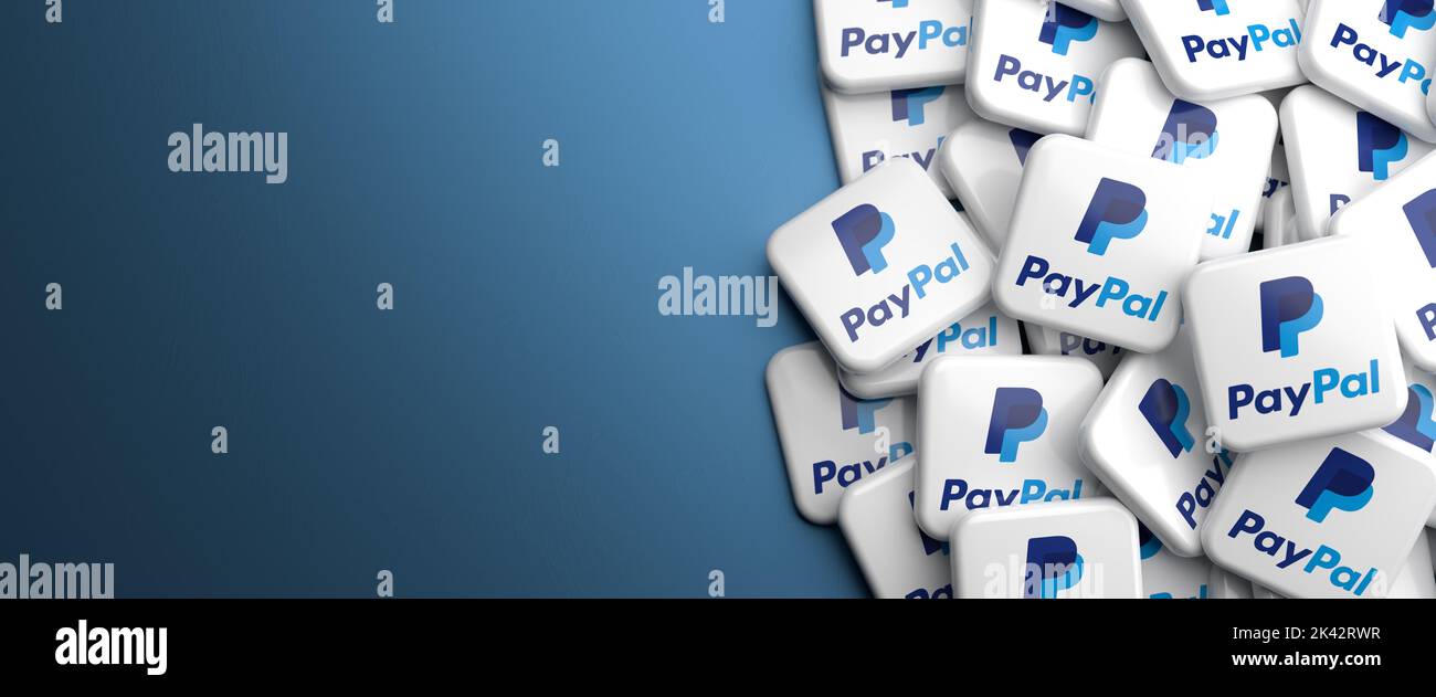 Logos de la société de technologie financière PayPal sur un tas. Taille de la bannière Web avec espace de copie - mise au point sélective Banque D'Images