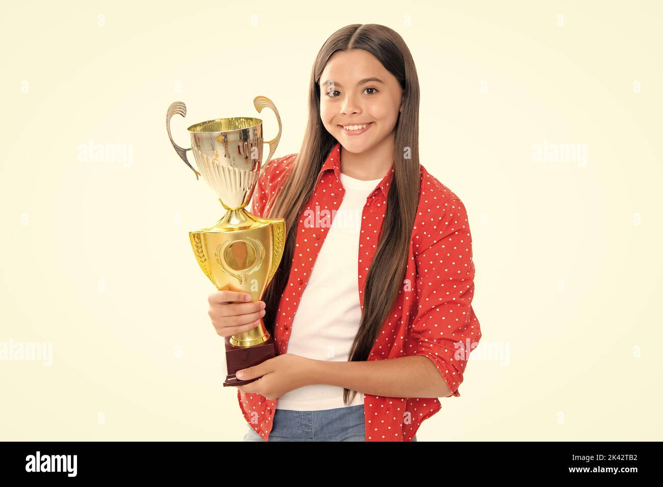 Adolescente titulaire d'un trophée. Le gagnant de l'enfant a remporté le concours, célébrant le succès et la victoire, le prix de la réussite. Portrait d'adolescent souriant heureux Banque D'Images