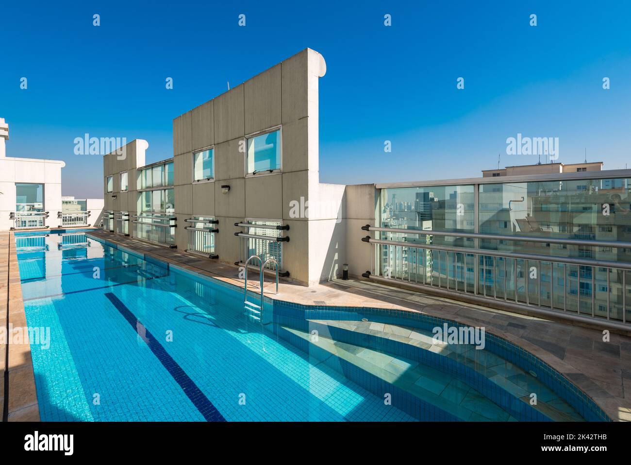 Piscine sur la terrasse d'un bâtiment à Sao Paulo Banque D'Images