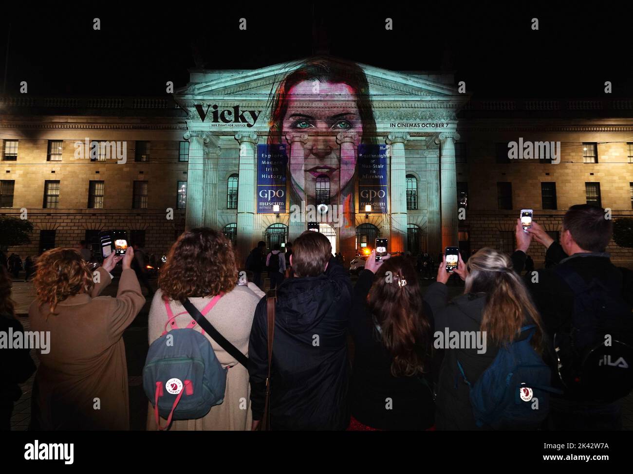 Une œuvre d'art numérique de Vicky Phelan est projetée sur le GPO de Dublin pour marquer la sortie d'un long documentaire sur sa vie la semaine prochaine. 'Vicky' raconte comment la femme Limerick a révélé des problèmes avec le programme irlandais de dépistage du cancer du col de l'utérus CervicalCheck. Il est diffusé dans les cinémas sur 7 octobre. Date de la photo: Jeudi 29 septembre 2022. Banque D'Images