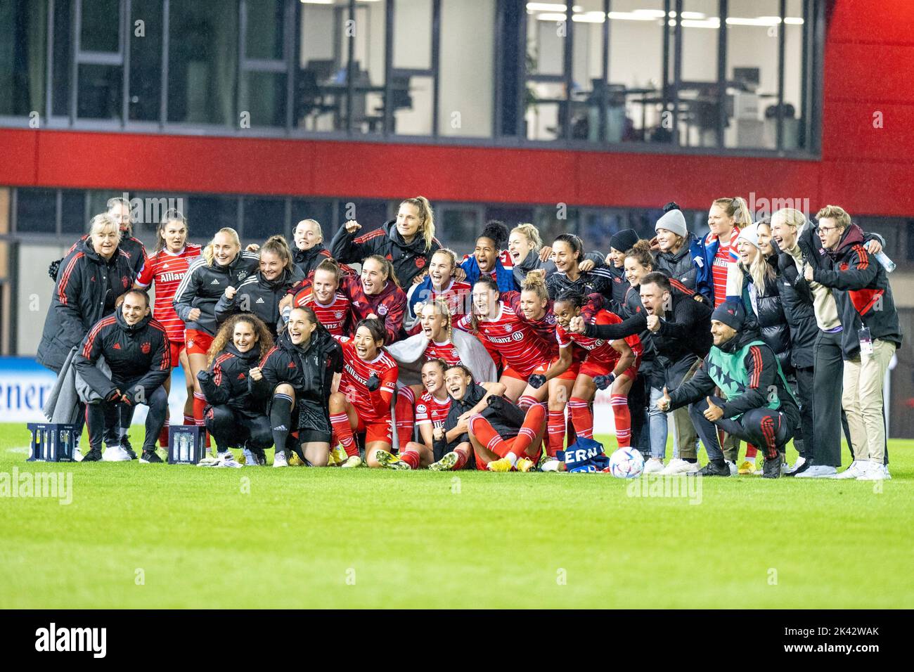 Munich, Allemagne. 29th septembre 2022. Football, femmes: Ligue des champions, FC Bayern Munich - Real Sociedad San Sebastian, ronde intermédiaire, 2nd ronde, deuxième jambe, Campus du FC Bayern. Les joueurs de Munich célèbrent la victoire. Crédit: Ulrich Gamel/Kolbert-Press/dpa/Alay Live News Banque D'Images