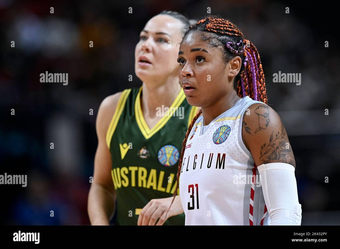 29th septembre 2022 ; Sydney, Homebush, Nouvelle-Galles du Sud, Australie, Coupe du monde de basket-ball féminin : quart de finale Belgique contre Australie, Maxuella Lisowa Mbaka de Belgique et Tess Madgen d'Australie Banque D'Images