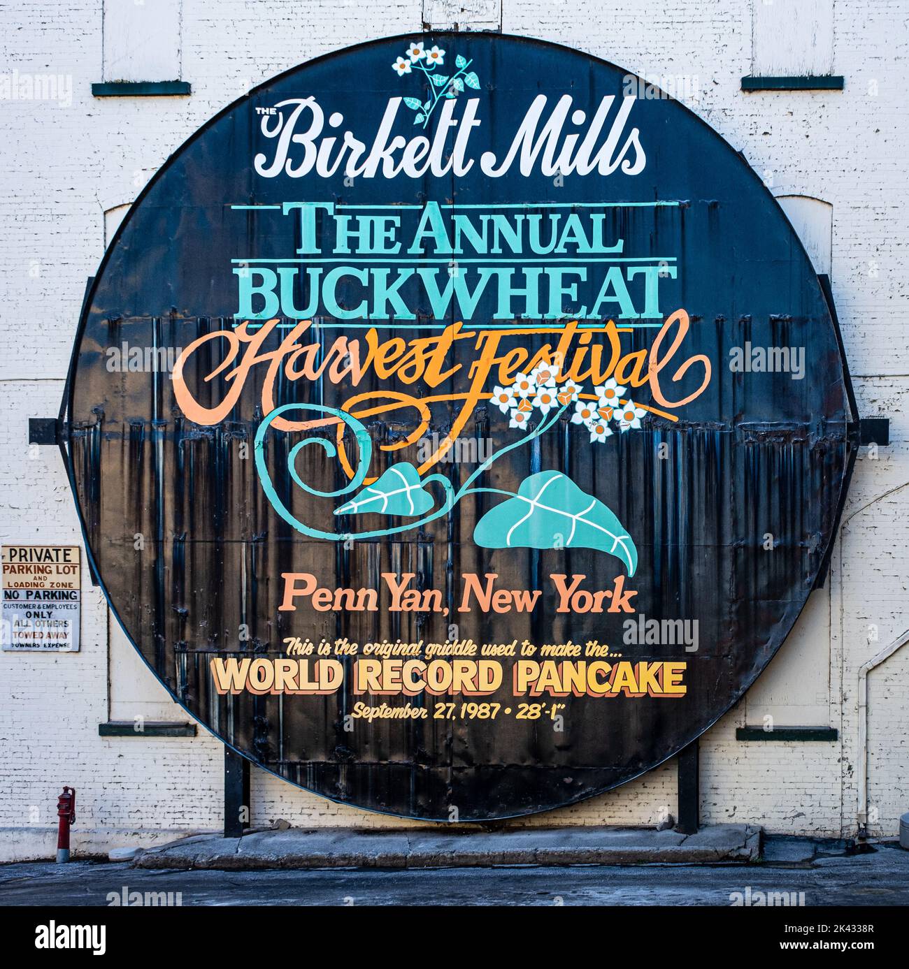 Grande plaque à l'extérieur sur le mur du bâtiment Birkett Mills à Penn Yan, New York. Il a été utilisé pour faire le World Record Pancake en 1987 Banque D'Images