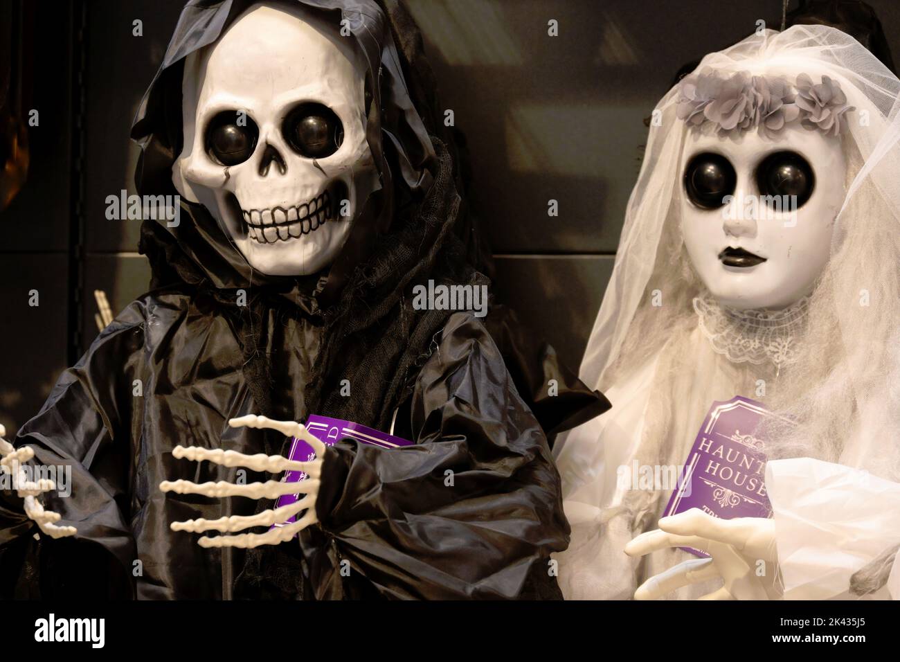 Costumes d'Halloween pour enfants en vente dans le magasin Home Bargains, Royaume-Uni, maison hantée Banque D'Images