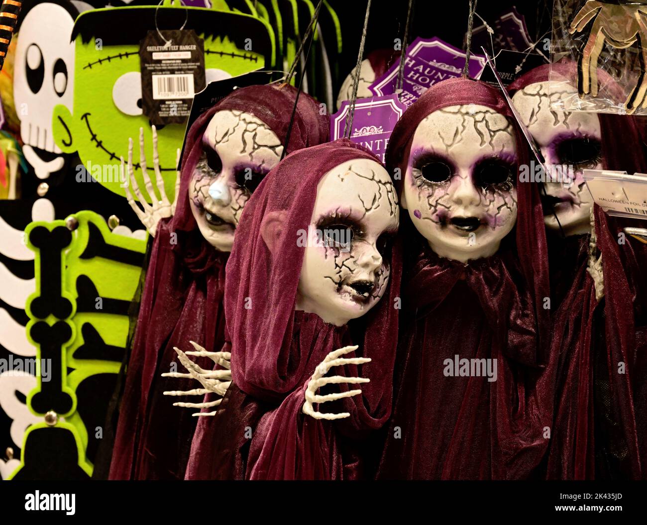 Costumes d'Halloween pour enfants en vente dans le magasin Home Bargains, Royaume-Uni, maison hantée Banque D'Images